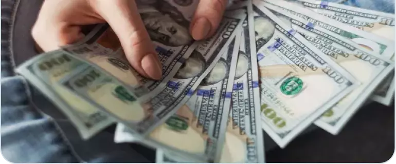 Person hält Geldscheine