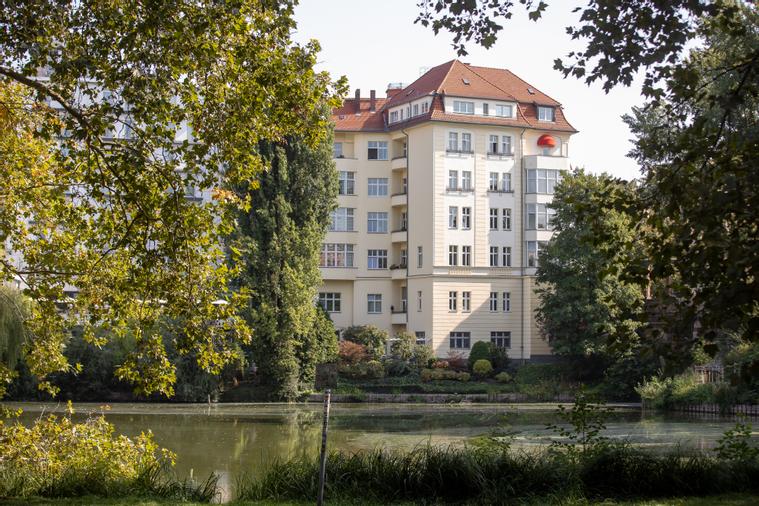 Unser Bürohaus - 4. OG mit Markise ist unsere Büroetage