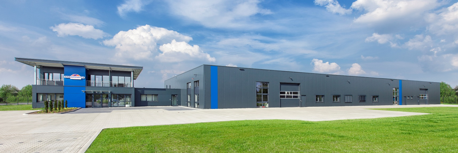 Bürogebäude und Produktionsahalle