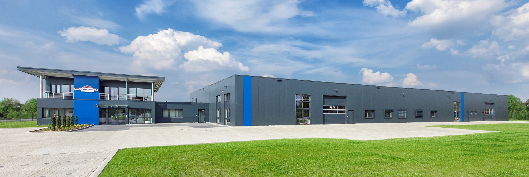 Bürogebäude und Produktionsahalle