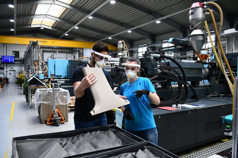 Unserer Verfahrensmechaniker mit einer Produktionsmitarbeiterin 