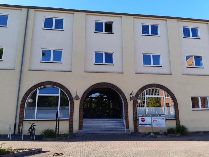 Unser Bürogebäude mit Hauptzugang