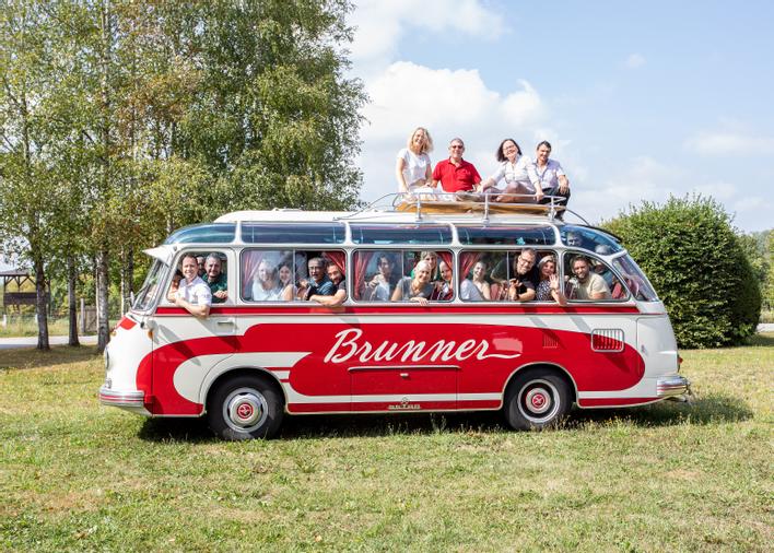 Mitarbeiterfoto mit dem BRUNNER-Bus