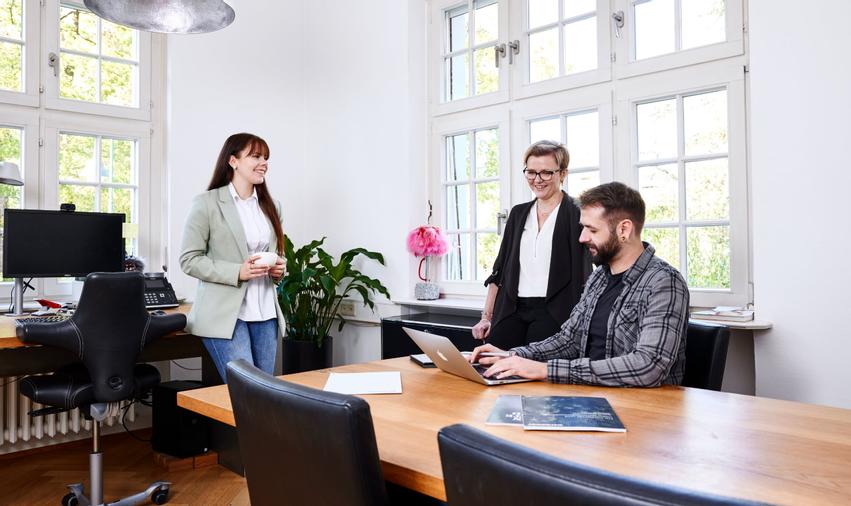 Das ist unser Besprechungsraum (mit einem Arbeitsplatz). Für größere interne Meetings, Workshops und Kundenbesuche.