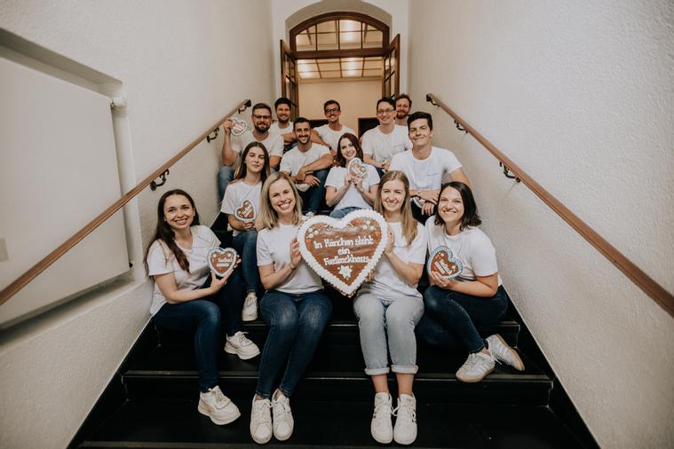 Gruppenbild im Eingang unseres Offices