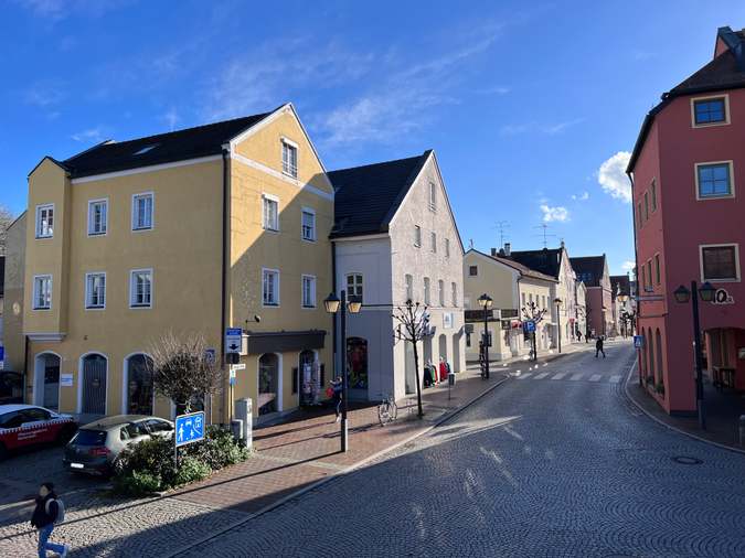 Fassadenansicht mit Blick in die "Langen Zeile"