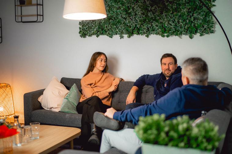 Meetings können auch mal ungezwungen auf der Couch oder bei einem Spaziergang abgehalten werden