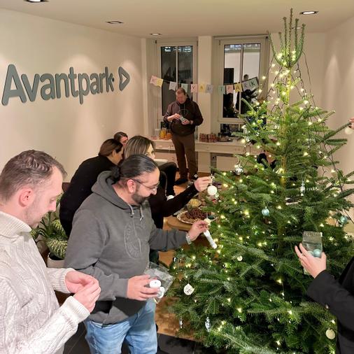 Gemeinsames Baumschmücken an Weihnachten 2022