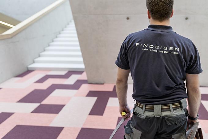 Anwendungstechniker von FINDEISEN bei der Verlegung von Nadelvlies
