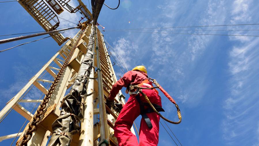 Turmsteiger auf einer Bohranlage