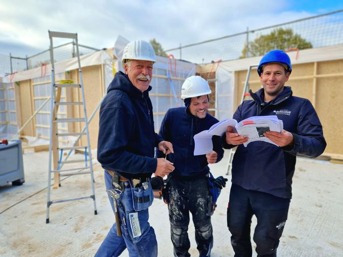Bauleiter Johann mit unseren Monteuren auf der Baustelle