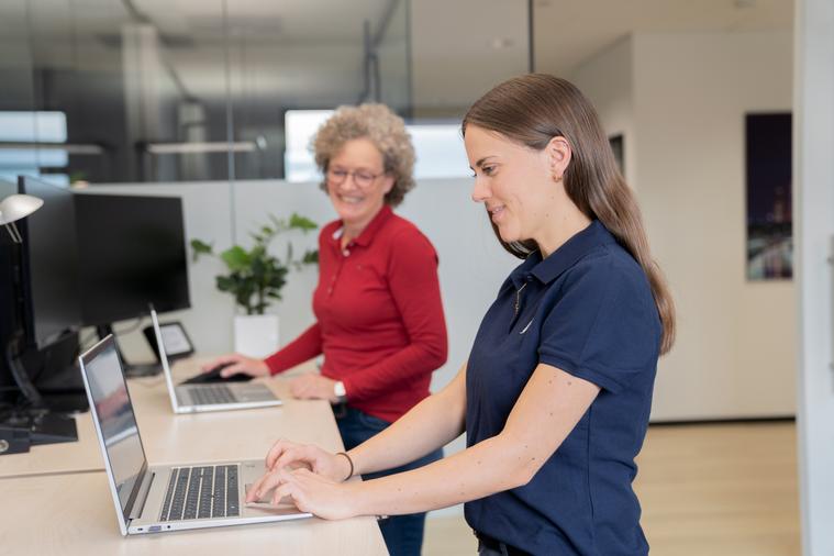 Attraktive Arbeitsplätze mit höhenverstellbaren Schreibtischen