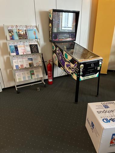 Pausenraum mit Flippertisch