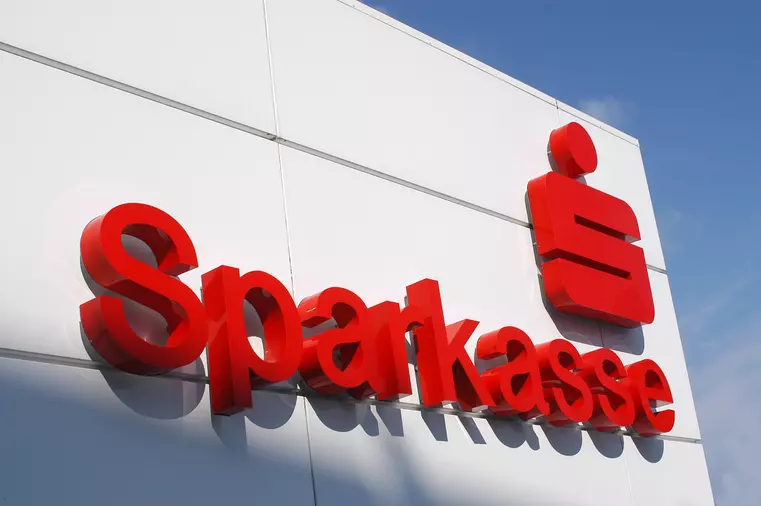 Logo der Sparkasse Regensburg an einem Gebäude