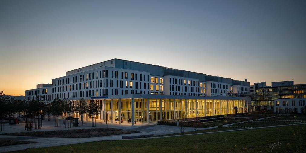 Außenansicht des Klinikums am Standort in Jena (Lobeda) bei Nacht