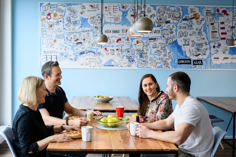 Kolleg*innen in unserer Lounge