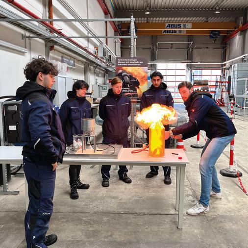 Vertriebsleiter bei der Schulung der Auszubildenden