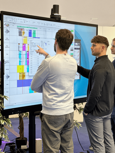 Unsere Mitarbeiter bei einer Teambesprechung.