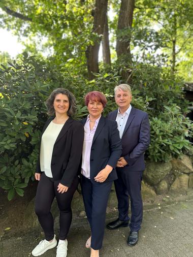 Die Geschäftsführerin Frau E. Kurzweg, die Vertriebsabteilungsleitung Frau C. Hinze und der Geschäftsführer Herr A. Hinze.