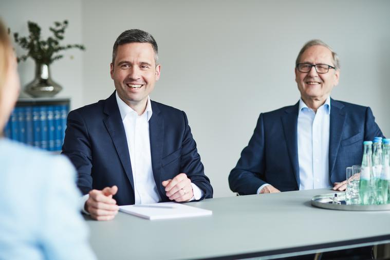 Partner in Beratungssituation mit Mandantin