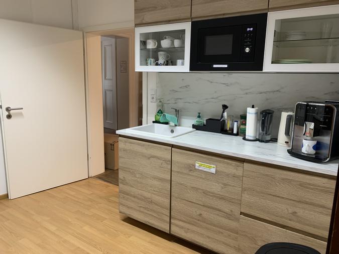 Unsere kleine, aber feine Küche ist modern ausgestattet und bietet alles, was man für die Pause zwischendurch braucht. Hier kannst du dir einen Kaffee machen oder eine Mahlzeit zubereiten. Ein Ort, der zum Austausch und Wohlfühlen einlädt.