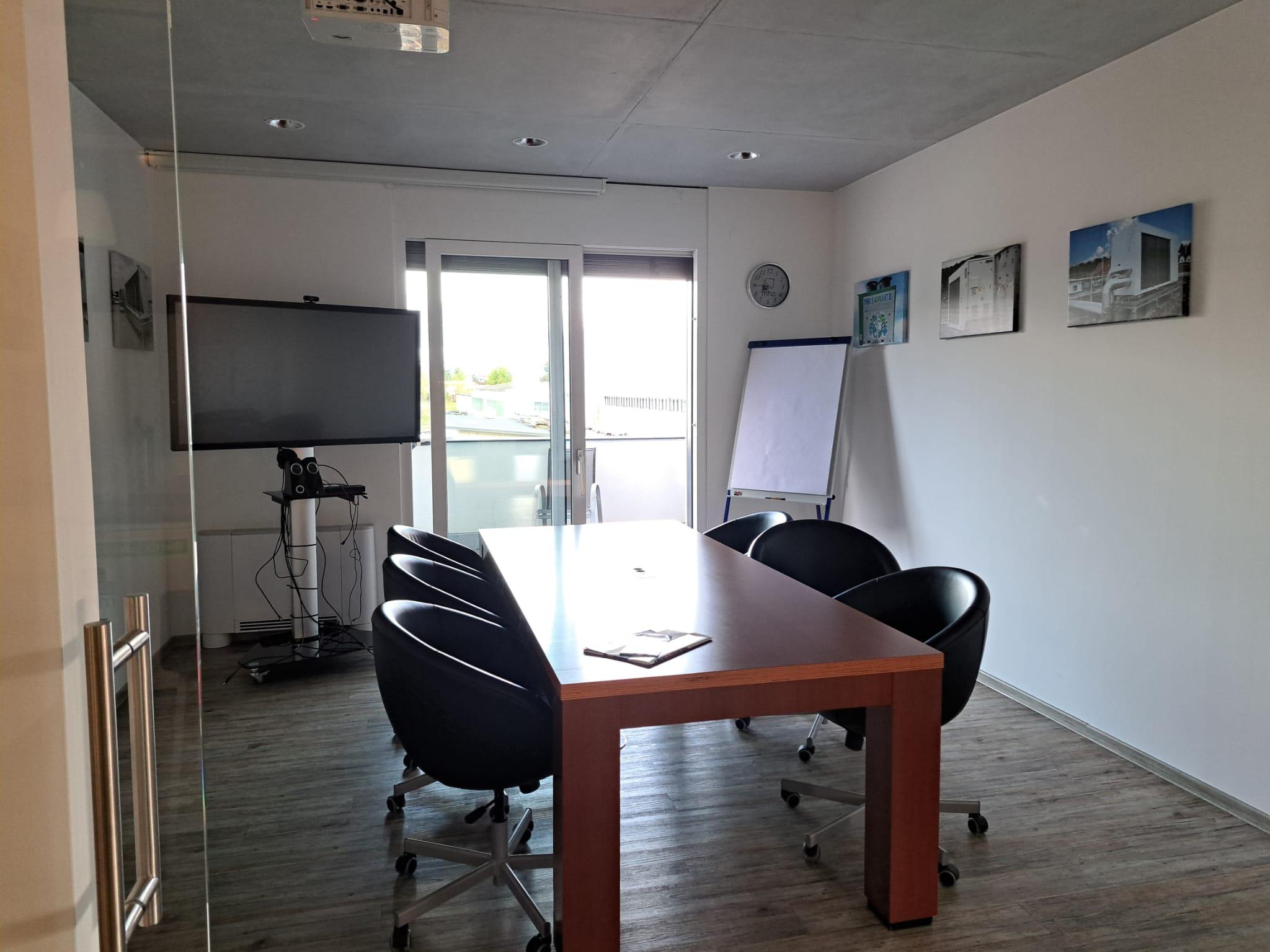 unser Besprechungsraum mit Ausgang zum Balkon