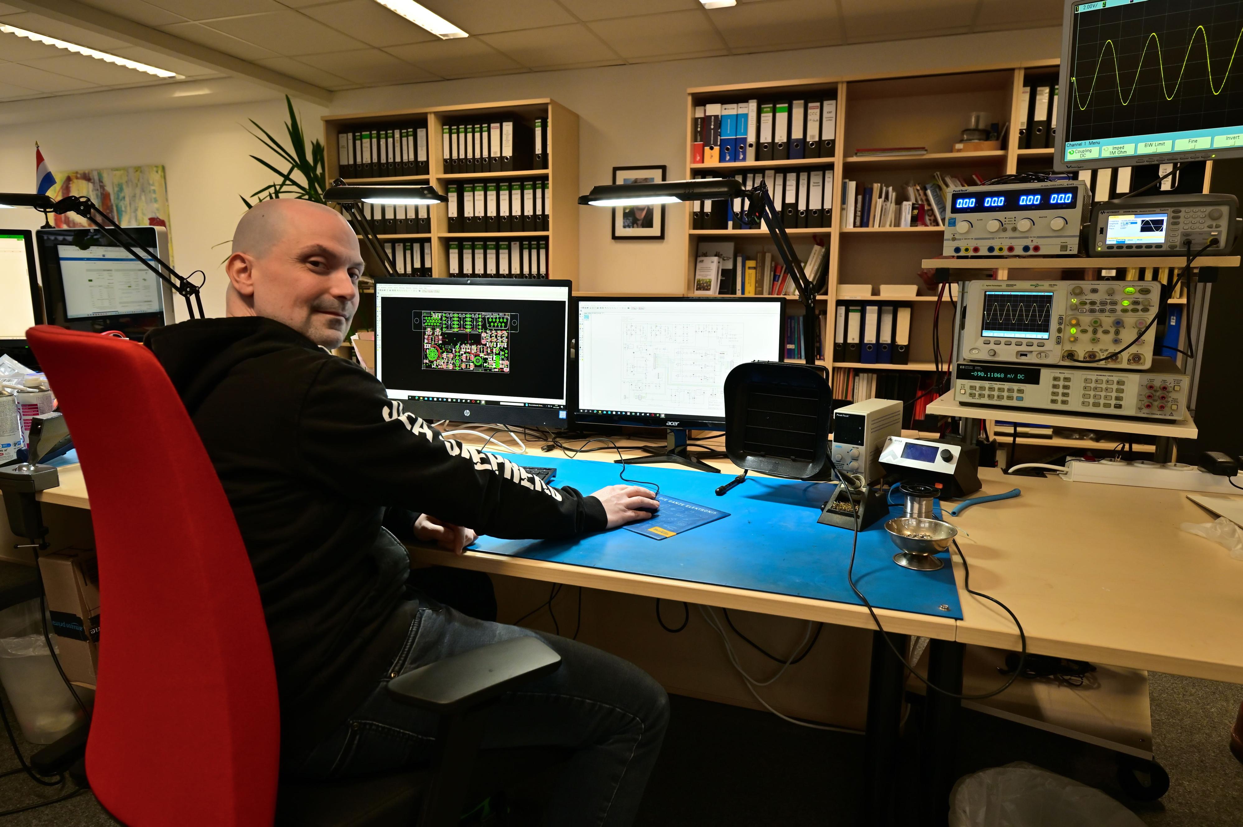 Oszilloskop, PC, PCB, Lötkolben, DMM