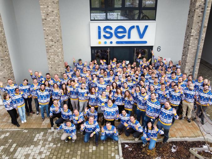 Unsere Kolleg(inn)en im IServ Weihnachtspulli :-)