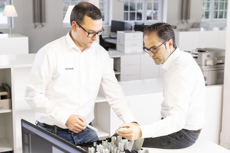 Projektleiter bei der Materialauswahl