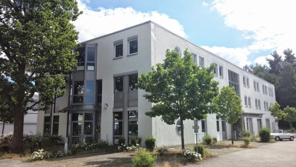 Bürogebäude mit ausreichend Parkplätzen direkt vor der Tür