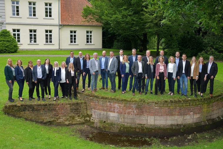 Gruppenbild des gesamten Mitarbeiterteams