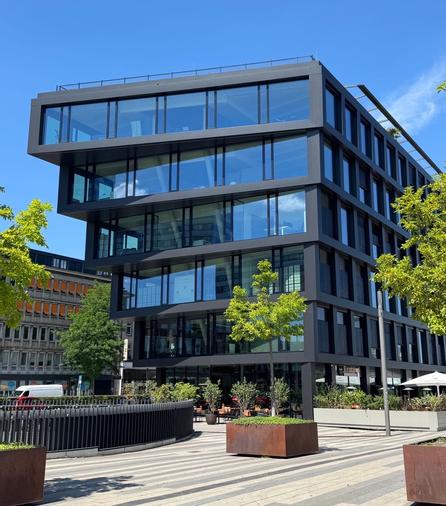 Unser Standort im Bild: modern, offen und direkt am Duisburger Hauptbahnhof gelegen – mitten im Herzen der Stadt.