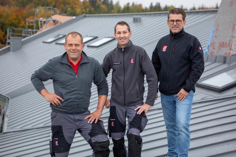 Team auf Stehfalzdach