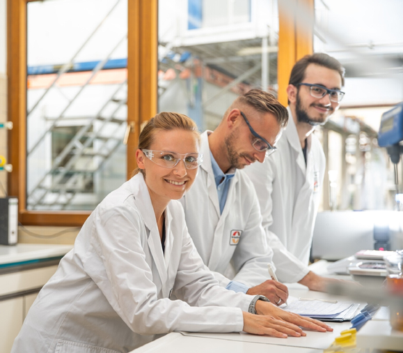 Kollegin bei der Arbeit