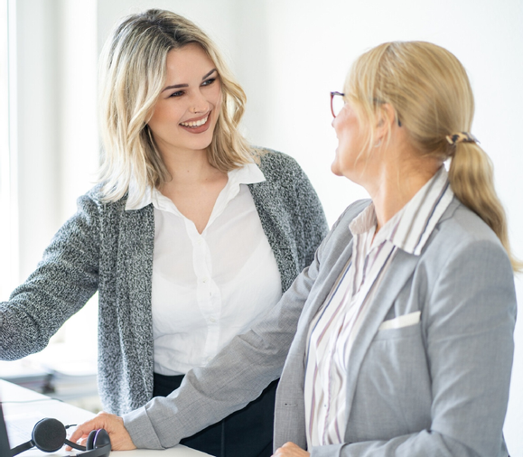 Kolleginnen im Büro