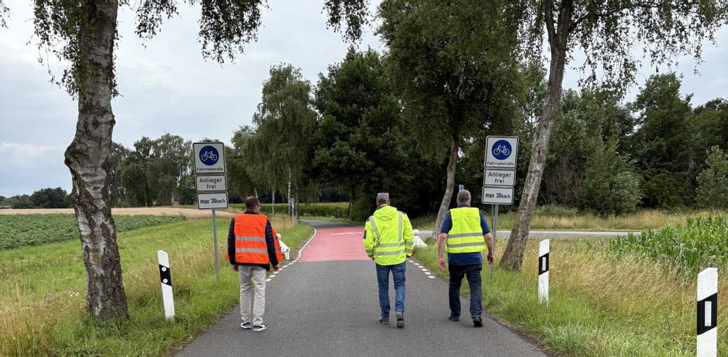 Drei Mitarbeitende des Tiefbaus auf einer Fahrradstraße