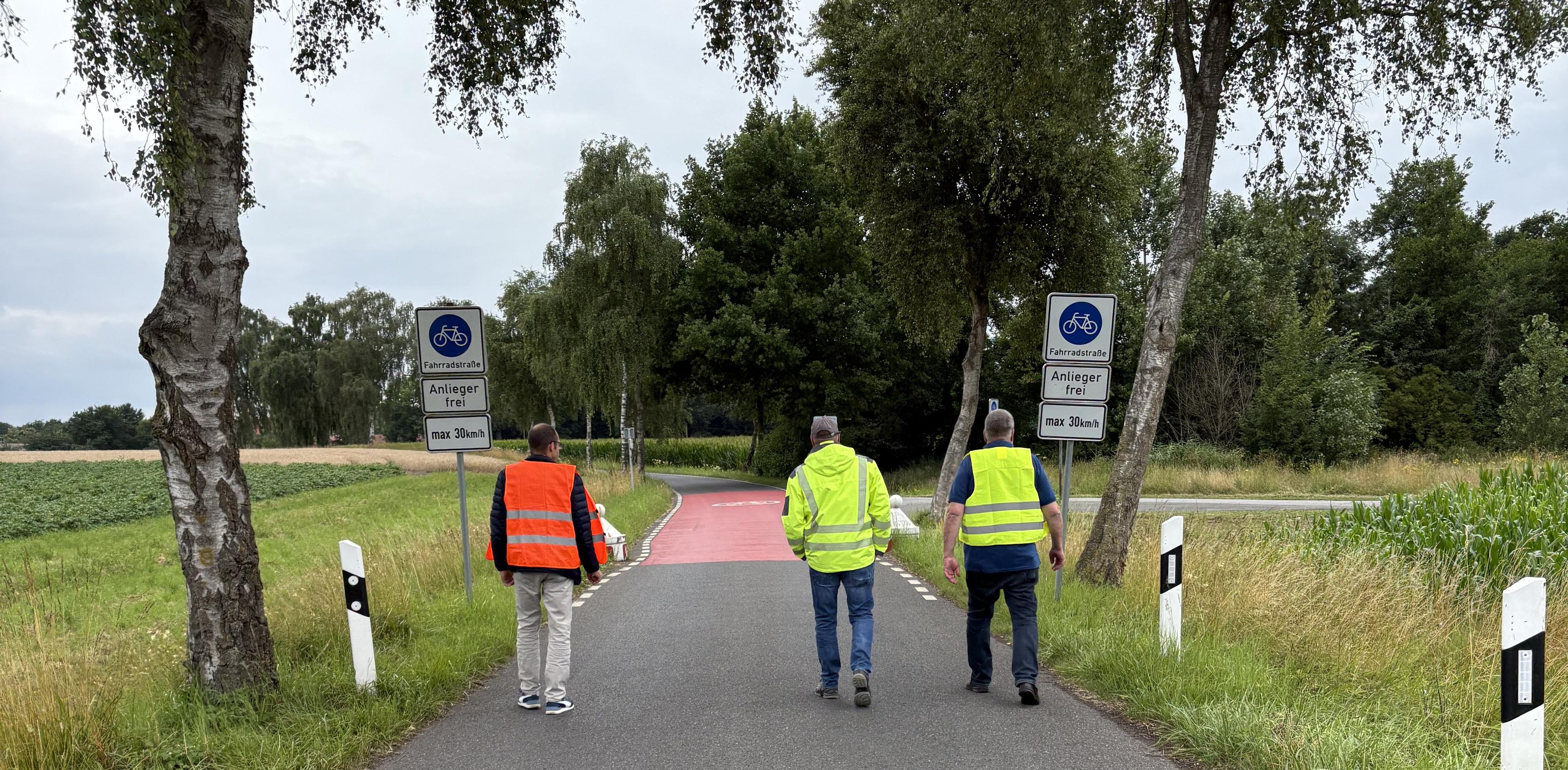 Drei Mitarbeitende des Tiefbaus auf einer Fahrradstraße