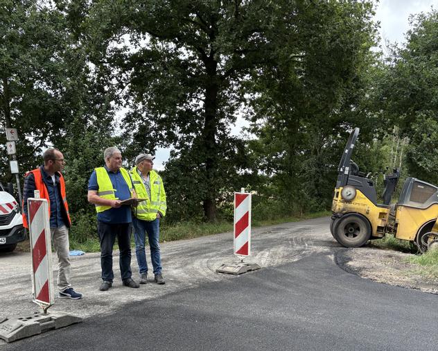 Drei Mitarbeitende des Tiefbaus bei einer Baustelle
