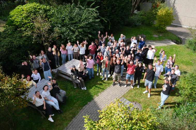Schüler*innen im Schulgarten