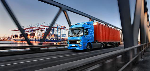 lkw-mit-container-im-hamburger-hafen-blue-expeditors-logistik-loesungen-hamburg-seefracht-luftfracht-lkw-transport
