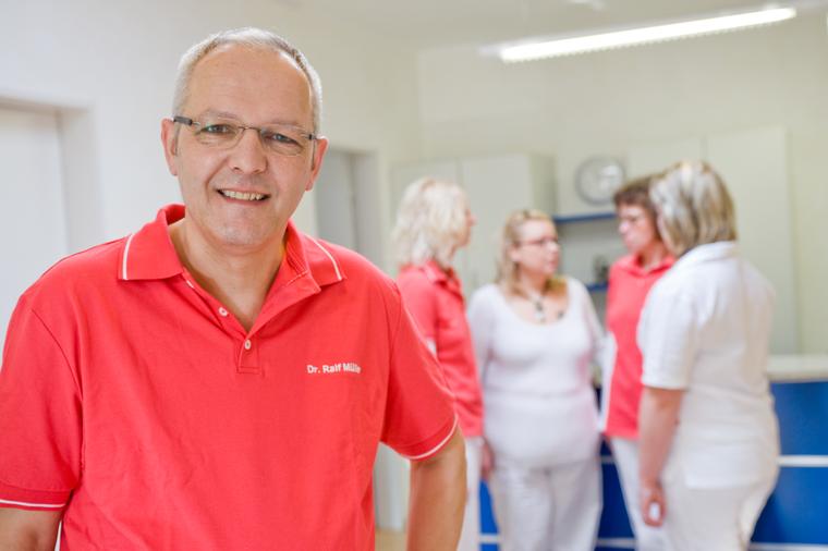 Dr. Müller und Team