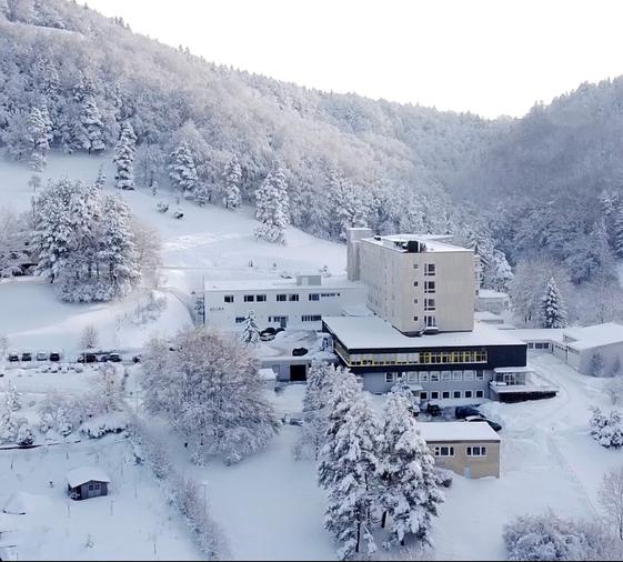 Außenansicht Gebäude bei Winter