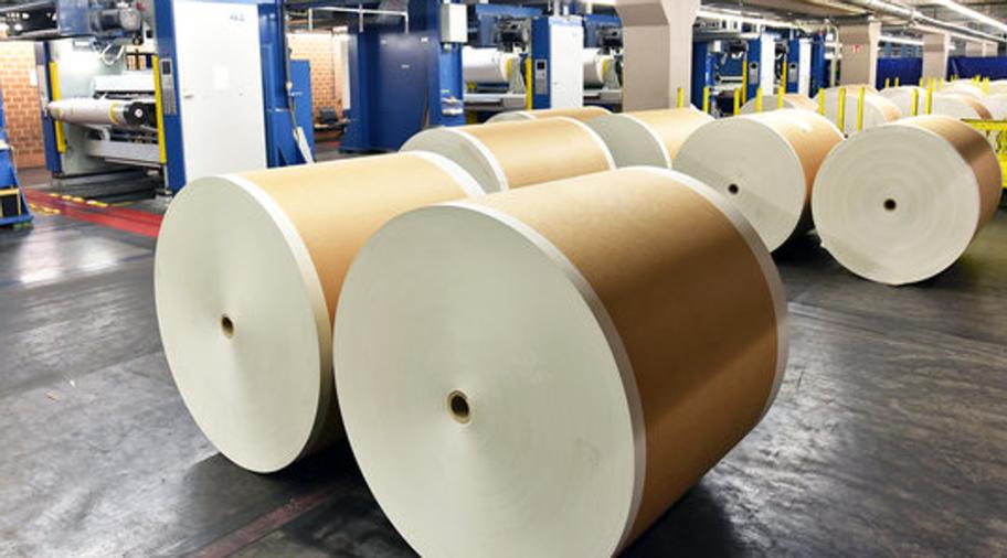 Papierbasierte Materialien wie Wellpappe, Faltschachteln oder Vollkarton, primär für Transport, Schutz und Branding von Produkten