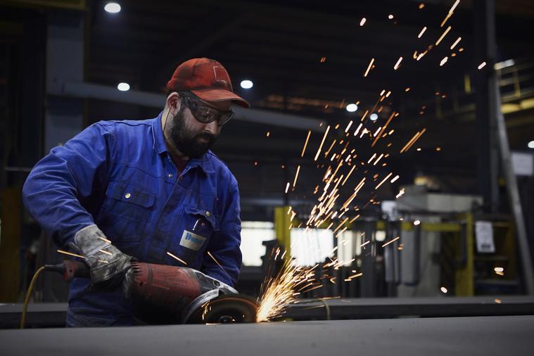 Mitarbeiter in der Stahlbaufertigung