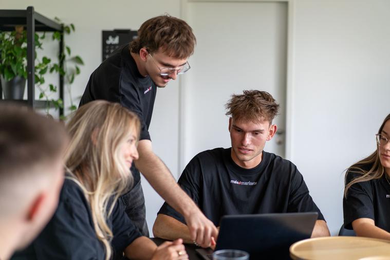 Kollegen arbeiten zusammen im Gemeinschaftsbereich