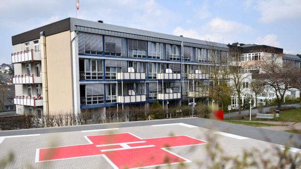 Krankenhaus mit Hubschrauberlandeplatz