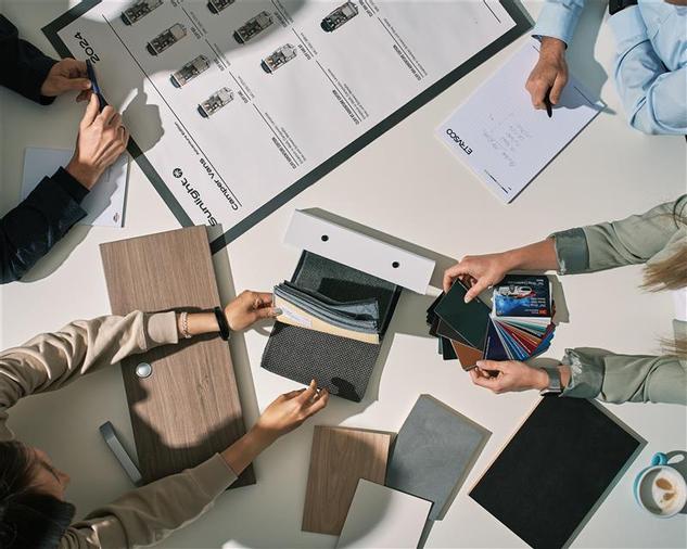 Kreativer Austausch trifft auf präzise Planung: Im Team entstehen innovative Ideen und einzigartige Designs für die mobile Zukunft.