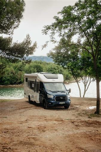 Freiheit auf vier Rädern: Mit unserem Reisemobil wird jeder Ort zum Lieblingsplatz – direkt am Wasser, mitten in der Natur.