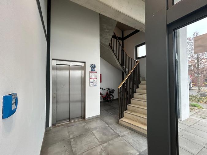 Treppenhaus mit Aufzug