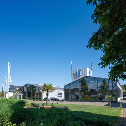 Firmengebäude samt Produktionshallen